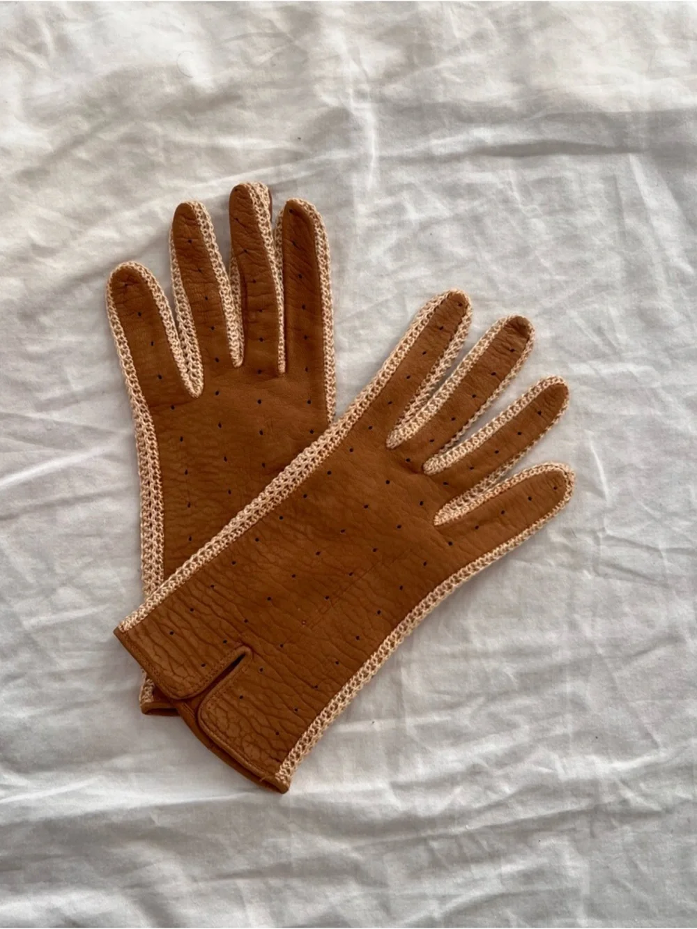 Vintage Tan leather gloves with lace trim